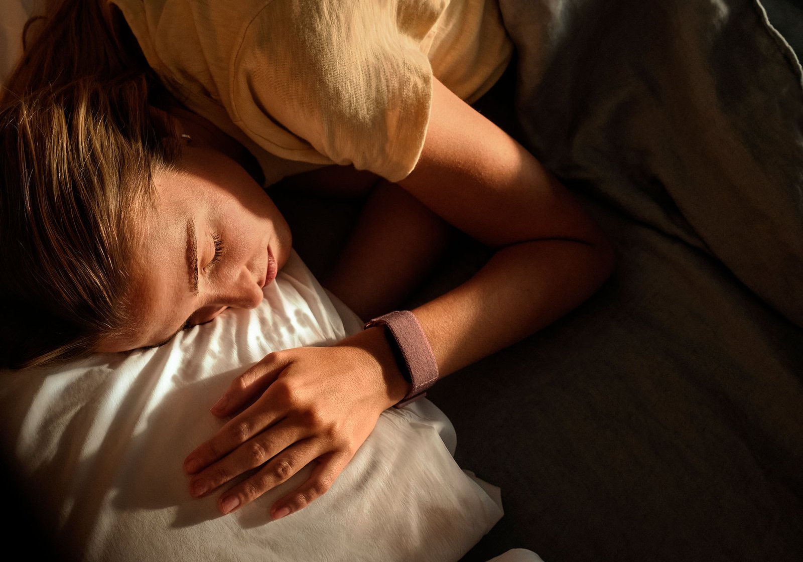 Persona durmiendo con CIRQA Smart Band puesta