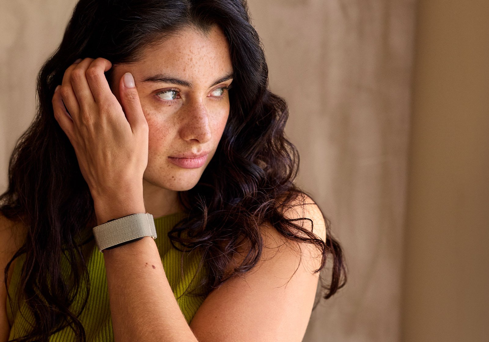 Persona con CIRQA Smart Band color beige, uso diario